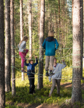 Веревочная лазилка всегда пользуется популярностью у детей разного возраста